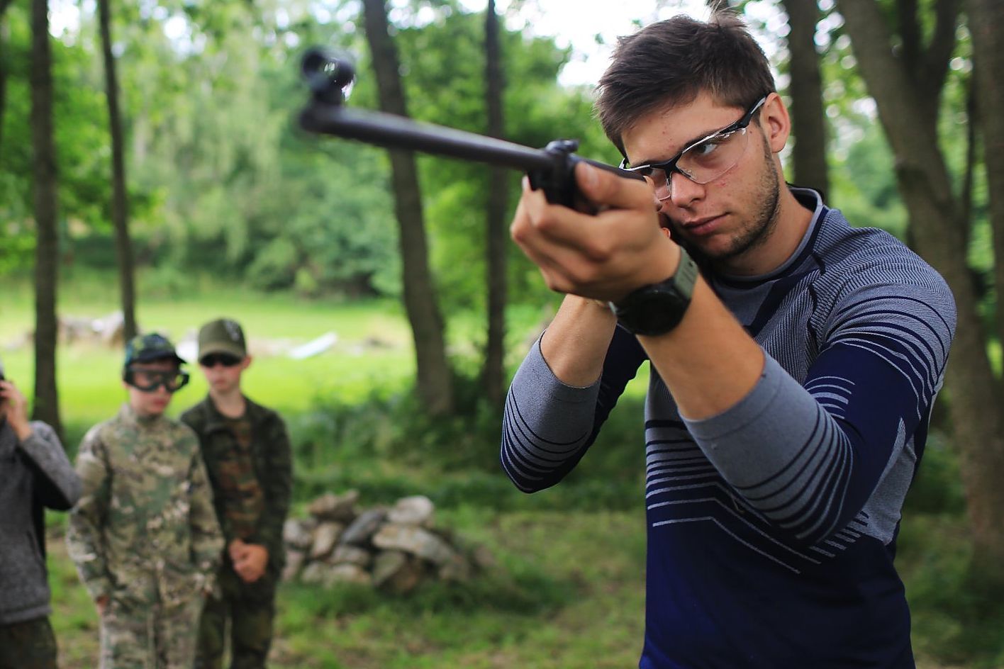 Myky - zbrojíř, instruktor střelby a taktiky