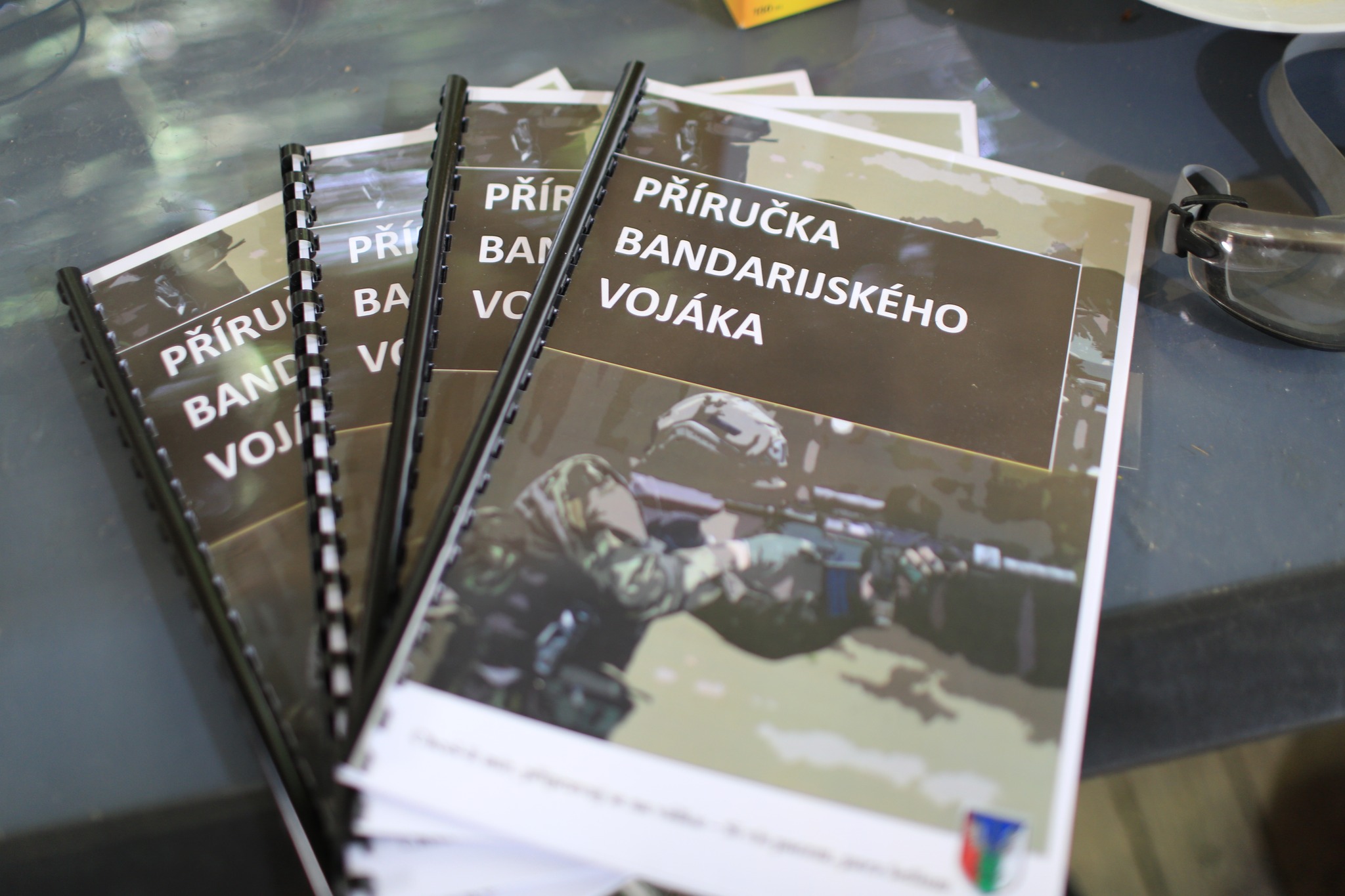 Upomínkové dárkové předměty s vojenskou tématikou